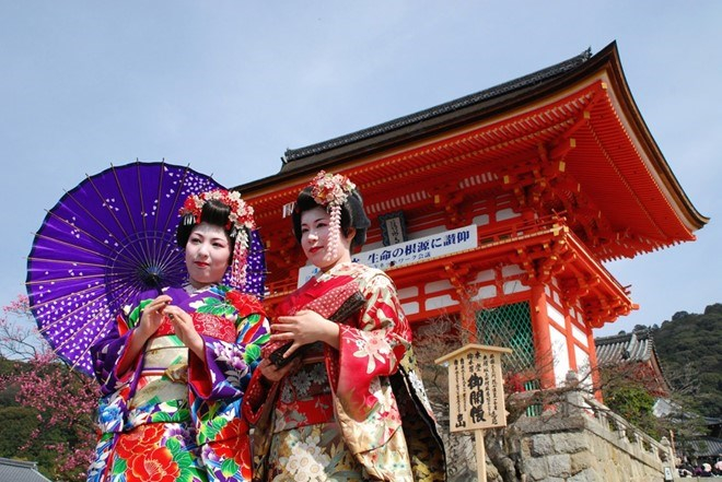 Ở lĩnh vực gi&aacute;o dục, Nhật Bản tiến h&agrave;nh ch&iacute;nh s&aacute;ch thu h&uacute;t nguồn nh&acirc;n lực nước ngo&agrave;i th&ocirc;ng qua &ldquo;Quyết định tăng th&ecirc;m việc l&agrave;m cho c&aacute;c du học sinh&rdquo;.