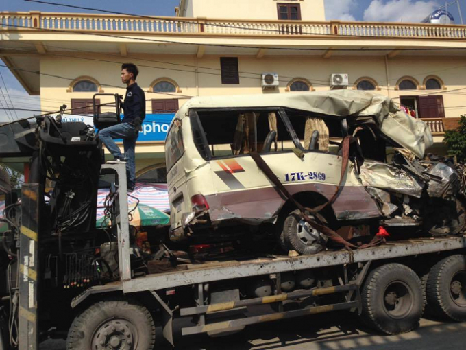 Chiếc xe kh&aacute;ch biến dạng sau vụ tai nạn.