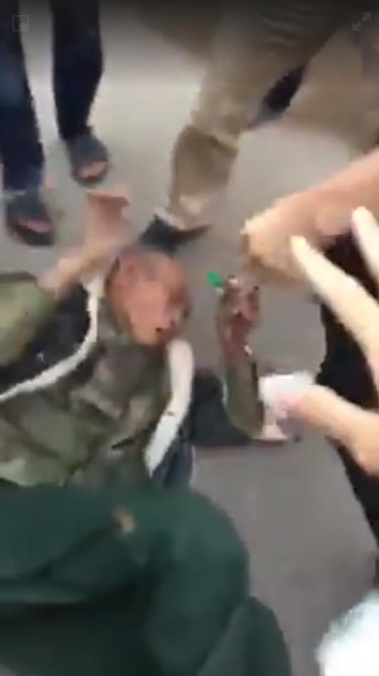&Ocirc;ng Vin bị h&agrave;nh hung ng&atilde; khụy trước sự chứng kiến của nhiều người (ảnh cắt từ clip).