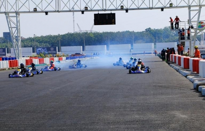 Đua xe địa h&igrave;nh v&agrave; nhiều m&ocirc;n đua kh&aacute;c.