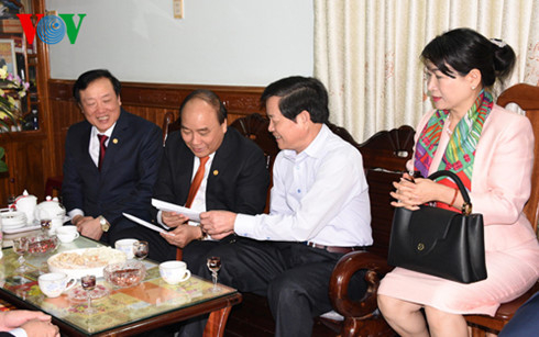 Thủ tướng Nguyễn Xu&acirc;n Ph&uacute;c thăm gia đ&igrave;nh &ocirc;ng Trần Xu&acirc;n Thọ, Nguy&ecirc;n Trưởng Ban Tổ chức Tỉnh ủy Quảng Nam.&nbsp;(Ảnh: VOV)