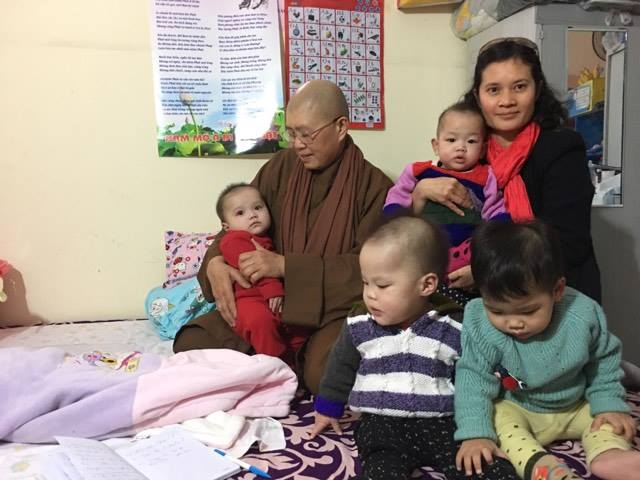 Niềm vui của Thầy Th&iacute;ch Đ&agrave;m Lan b&ecirc;n con trẻ.&nbsp;