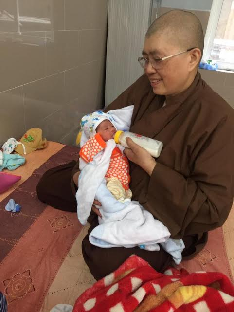 Em b&eacute; bị bỏ rơi v&agrave;o rạng s&aacute;ng ng&agrave;y 30 Tết vừa qua trong v&ograve;ng tay y&ecirc;u thương của Thầy Đ&agrave;m Lan.&nbsp;