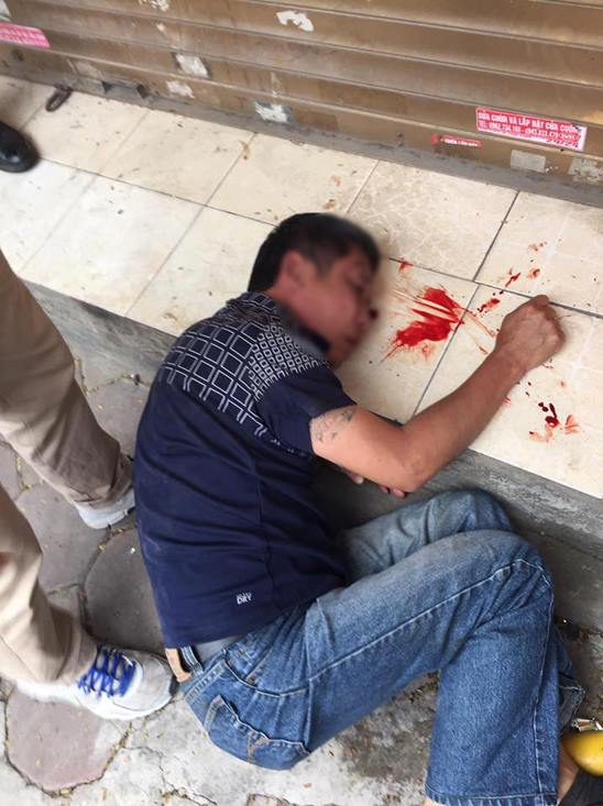 Một trong ba người đ&agrave;n &ocirc;ng bị đ&aacute;nh ngất lịm tại chỗ (ảnh mạng x&atilde; hội).