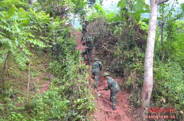 Đồn Bi&ecirc;n ph&ograve;ng Mỹ L&yacute; gi&uacute;p d&acirc;n mở đường v&agrave;o bản. Ảnh: Hải Thượng