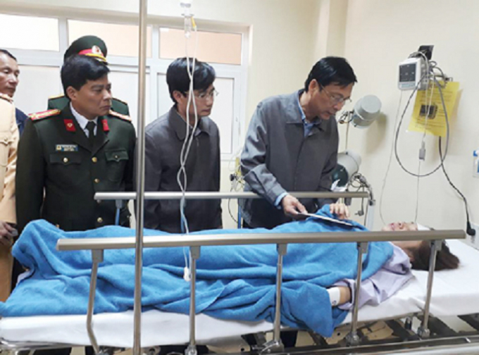 Đồng ch&iacute; Nguyễn Văn Đọc&nbsp;B&iacute; thư Tỉnh ủy, Chủ tịch Hội đồng Nh&acirc;n d&acirc;n tỉnh Quảng Ninh, c&ugrave;ng l&atilde;nh đạo TP U&ocirc;ng B&iacute;, thăm hỏi c&aacute;c nạn nh&acirc;n bị thương trong vụ tai nạn.