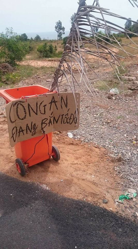 Biển b&aacute;o c&ocirc;ng an bắn tốc độ xuất hiện tr&ecirc;n mạng x&atilde; hội facebook.