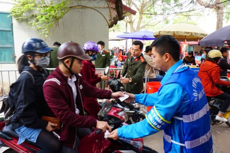 Với n&eacute;t mới trong 2 năm qua, C&ocirc;ng an quận T&acirc;y Hồ tổ chức tr&ocirc;ng xe miễn ph&iacute; tại Phủ T&acirc;y Hồ đ&atilde; l&agrave;m người d&acirc;n h&agrave;i l&ograve;ng, an t&acirc;m