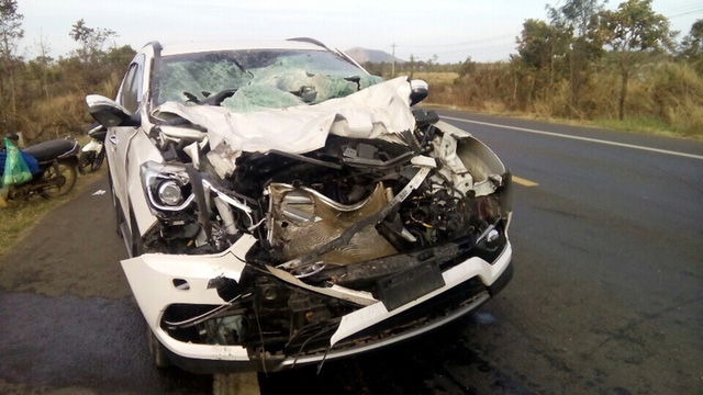 Chiếc xe &ocirc; t&ocirc; n&aacute;t b&eacute;t sau c&uacute; t&ocirc;ng mạnh