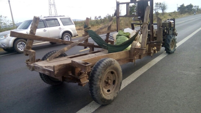 Xe m&aacute;y c&agrave;y được đưa về hiện trường