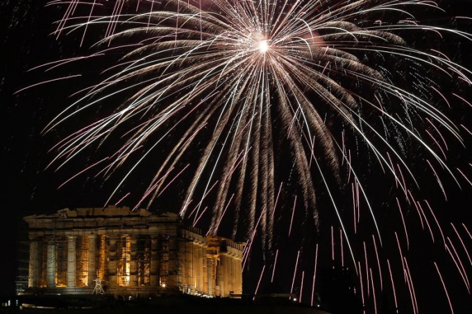 Ng&ocirc;i đền cổ đại Parthenon tr&ecirc;n đồi Acropolis ở Athen (Hi Lạp) c&agrave;ng đẹp với ph&aacute;o hoa năm mới.