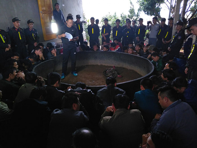 Lực lượng chức năng thực hiện c&aacute;c thủ tục tạm giữ đối với c&aacute;c đối tượng tại hiện trường.