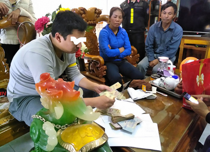 B&agrave;&nbsp;Trần Thị Thương (&aacute;o xanh) c&ugrave;ng cơ quan chức năng lập bi&ecirc;n bản thu giữ tang vật.