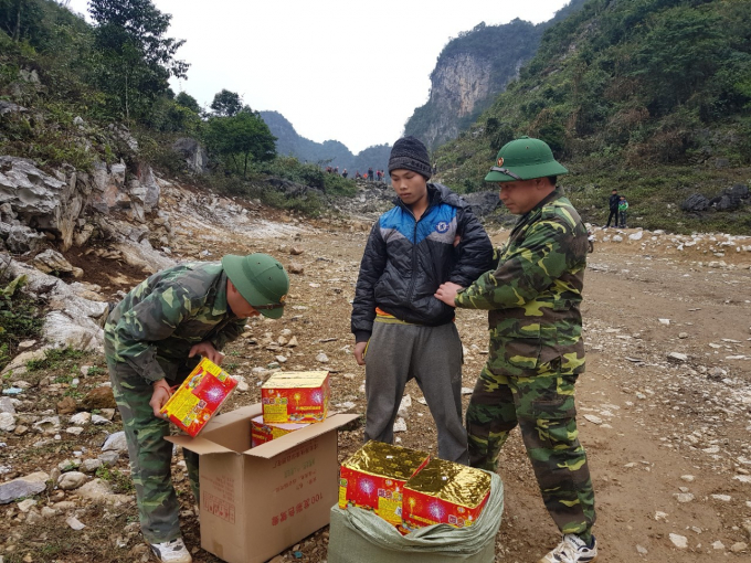 Đối tượng&nbsp;N&ocirc;ng Văn Khi&ecirc;m c&ugrave;ng tang vật vụ &aacute;n.