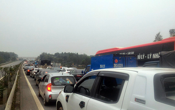 Thời điểm vụ tai nạn xảy ra giao th&ocirc;ng tr&ecirc;n cao tốc hướng L&agrave;o Cai đi H&agrave; Nội &ugrave;n tắc cục bộ.