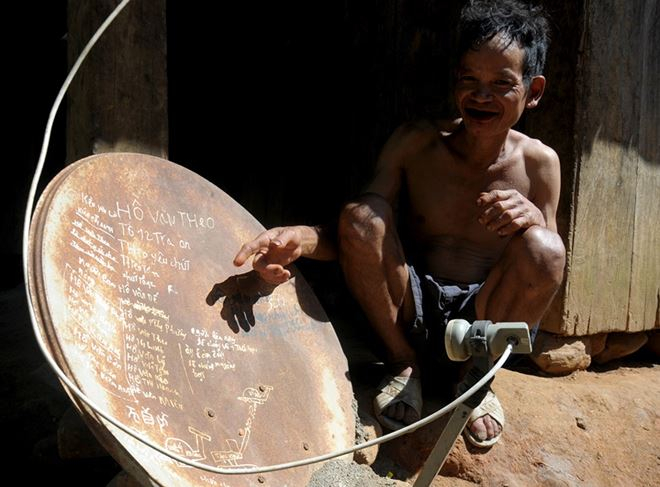 &Ocirc;ng Dế viết t&ecirc;n c&aacute;c con tr&ecirc;n chảo parabol cho dễ nhớ