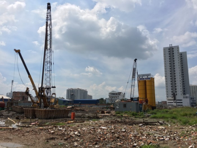 Dự &aacute;n t&aacute;i định cư Trương Đ&igrave;nh Hội 2 bị C&ocirc;ng ty dịch vụ c&ocirc;ng &iacute;ch Q.8 &ldquo;ph&ugrave; ph&eacute;p&rdquo; th&agrave;nh nh&agrave; ở thương mại v&agrave; tổ chức thi c&ocirc;ng kh&ocirc;ng ph&eacute;p. Ảnh: Đ&igrave;nh Ph&uacute;