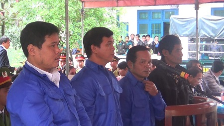 C&aacute;c bị c&aacute;o trước v&agrave;nh m&oacute;ng ngựa. Ảnh: A.H&ugrave;ng - CAQNgai.