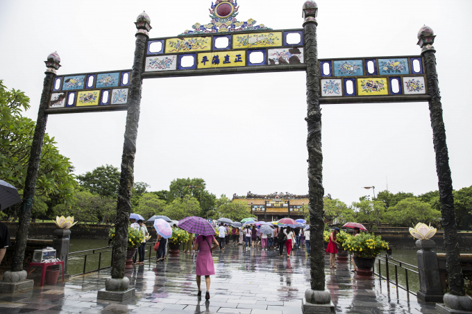 Du kh&aacute;ch tham quan Đại Nội Huế.