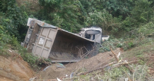 Xe đầu kéo “bay” xuống vực sâu sau cú bẻ lái bất ngờ