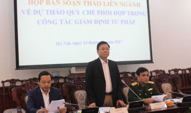 Bộ trưởng L&ecirc; Th&agrave;nh Long chủ tr&igrave; cuộc họp Ban soạn thảo.