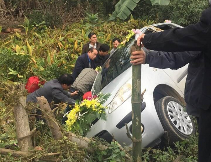 Chiếc xe hoa tr&ecirc;n đường về nh&agrave; trai bất ngờ bị lật tr&ecirc;n đường.