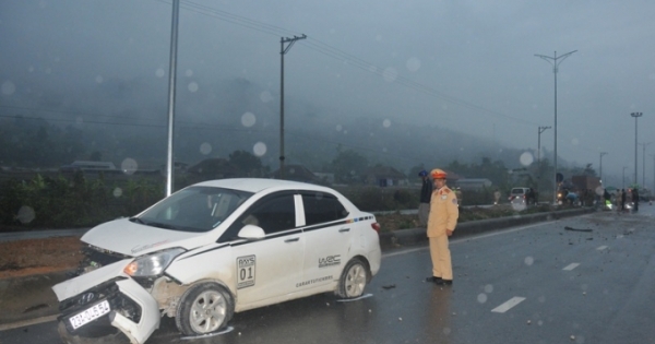 Hà Giang: Ô tô lao vào nhóm công nhân làm đường, 5 người tử vong