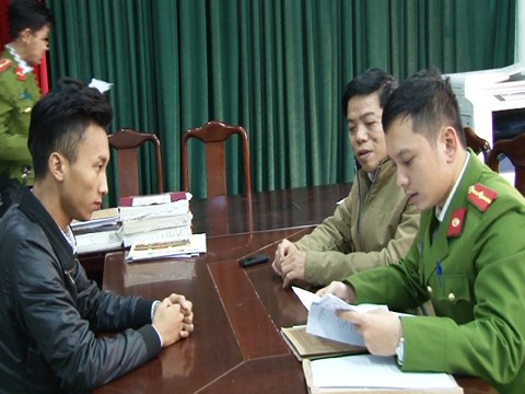 Nhật (&aacute;o đen) tại cơ quan C&ocirc;ng an.