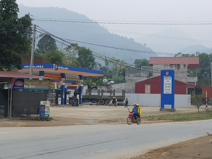 CHXD Hồng Nhung vẫn hoạt động b&aacute;n h&agrave;ng b&igrave;nh thường trước sự bức x&uacute;c của dư luận x&atilde; hội v&agrave; người d&acirc;n địa phương.