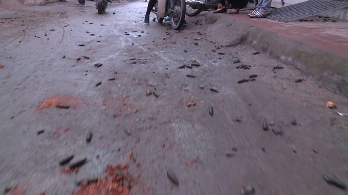 Những đầu đan n&agrave;y được người d&acirc;n nghi l&agrave; một loại đạn của s&uacute;ng trường. Ảnh Facebook VTV24.