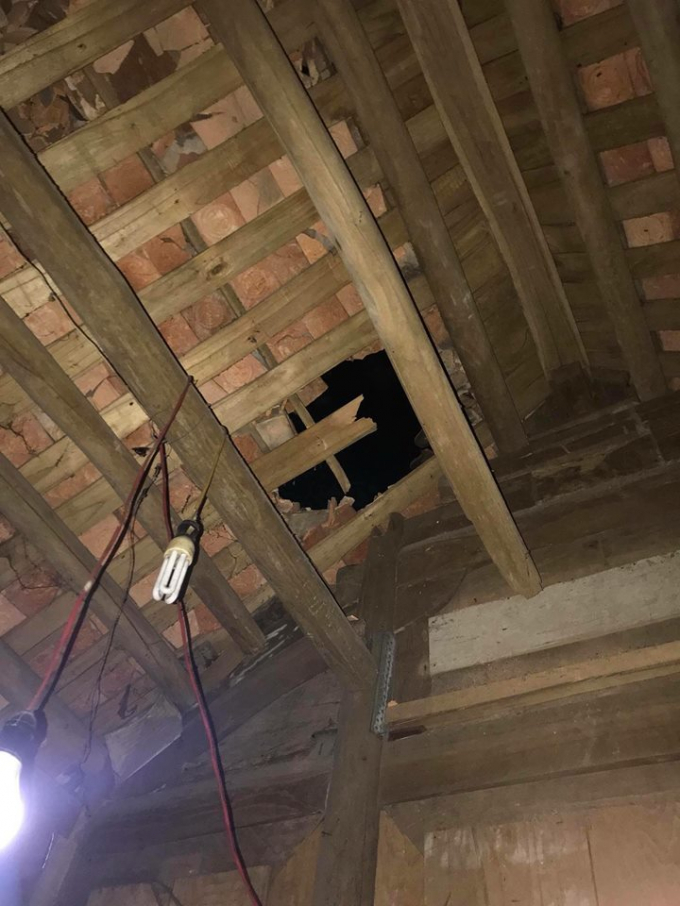 Vụ nổ l&agrave;m ng&ocirc;i nh&agrave; bị thủng m&aacute;i, hư hỏng nặng. Ảnh&nbsp;Mỹ Linh Nghi&ecirc;m.