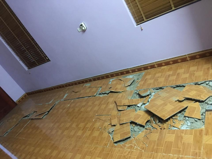 Nền nh&agrave; bị bật l&ecirc;n sau vụ nổ.&nbsp;Ảnh Mỹ Linh Nghi&ecirc;m.