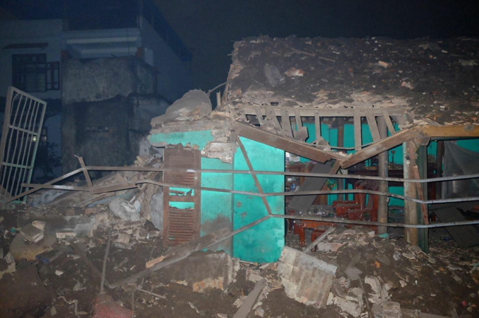 Nhiều ng&ocirc;i nh&agrave; bị vỡ k&iacute;nh, tốc m&aacute;i, sập.&nbsp;Ảnh Mỹ Linh Nghi&ecirc;m