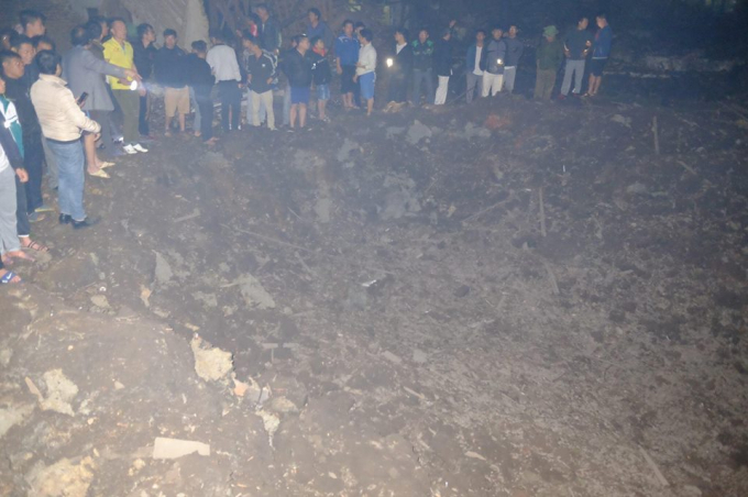 Hố s&acirc;u sau vụ nổ.