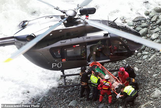 Lực lượng cứu hộ nhanh ch&oacute;ng c&oacute; mặt đưa người bị thương đến bệnh viện.