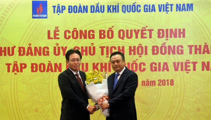 Thay mặt tập thể l&atilde;nh đạo, người lao động Dầu kh&iacute;, Tổng gi&aacute;m đốc PVN Nguyễn Vũ Trường Sơn tặng hoa ch&uacute;c mừng Chủ tịch HĐTV PVN Trần Sỹ Thanh.