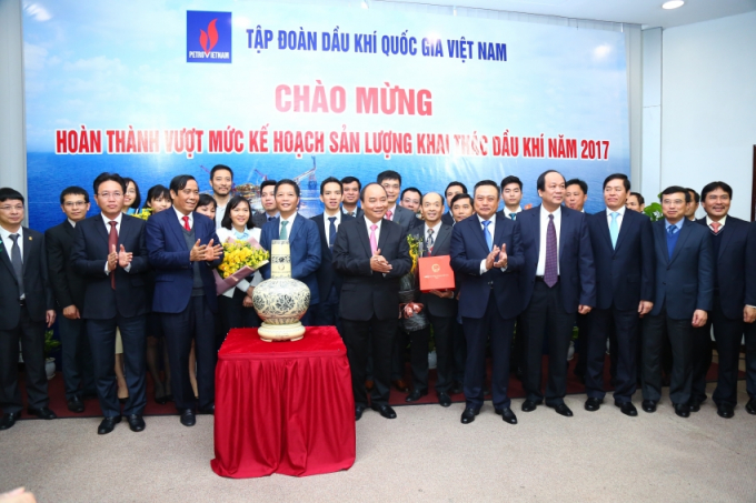 Thủ tướng Ch&iacute;nh phủ v&agrave; c&aacute;c đồng ch&iacute; l&atilde;nh đạo c&aacute;c Ban Đảng, Bộ, ng&agrave;nh Trung ương ch&uacute;c mừng PVN ho&agrave;n th&agrave;nh vượt mức kế hoạch sản lượng khai th&aacute;c dầu kh&iacute; năm 2017.