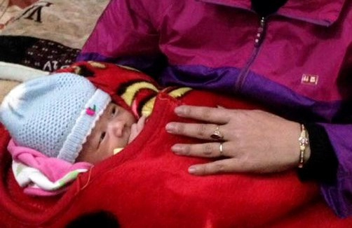 B&eacute; trai được b&agrave; L&yacute; ph&aacute;t hiện trước cổng nh&agrave; m&igrave;nh trong đ&ecirc;m lạnh.