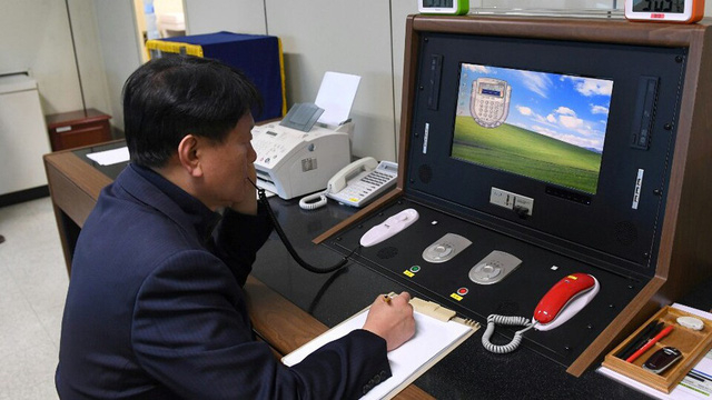 Quan chức H&agrave;n Quốc kiểm tra đường d&acirc;y n&oacute;ng với Triều Ti&ecirc;n tại l&agrave;ng đ&igrave;nh chiến Panmunjom ng&agrave;y 3/1. (Ảnh: Reuters)