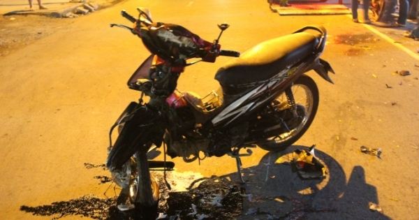 Xe máy tông nhau kinh hoàng, 3 người nằm bất động trên đường