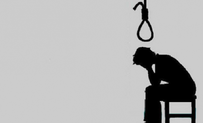 Khi l&ecirc;n tầng thượng, người th&acirc;n b&agrave;ng ho&agrave;ng ph&aacute;t hiện anh C đ&atilde; tử vong trong tư thế treo cổ (ảnh minh họa).