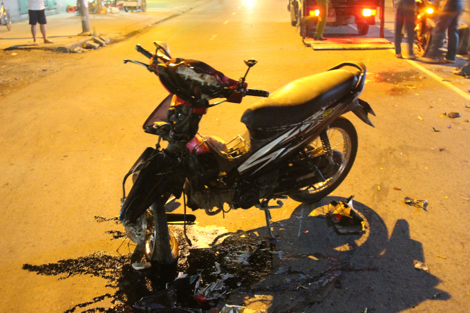 Một chiếc xe m&aacute;y vỡ n&aacute;t sau vụ tai nạn.