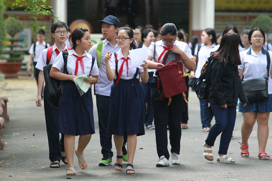 Học sinh thi v&agrave;o lớp 10 tại TP HCM năm 2017 Ảnh: Ho&agrave;ng Triều