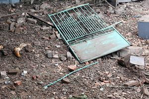 Hiện trường vương v&atilde;i đầu đạn sau vụ nổ.