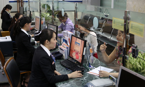 C&aacute;c ng&acirc;n h&agrave;ng từ nay sẽ thống nhất c&aacute;ch t&iacute;nh l&atilde;i gửi v&agrave; vay thay v&igrave; mỗi nơi một kiểu. Ảnh:&nbsp;Đức Đồng.