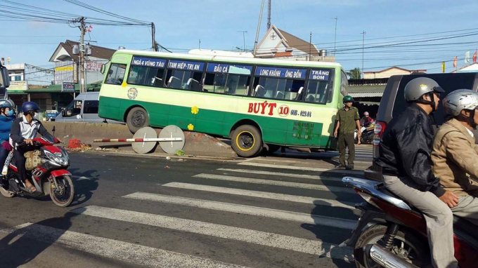 Xe bu&yacute;t &eacute;p nhau lao v&agrave;o dải ph&acirc;n c&aacute;ch.