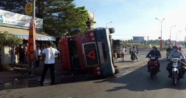 Lật container, người đàn ông chạy xe ôm tử vong tại chỗ