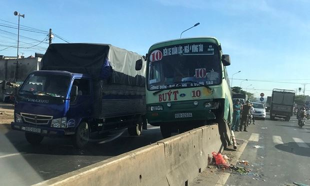 Chiếc xe bu&yacute;t nằm ch&ecirc;nh v&ecirc;nh tr&ecirc;n dải ph&acirc;n c&aacute;ch b&ecirc; t&ocirc;ng.