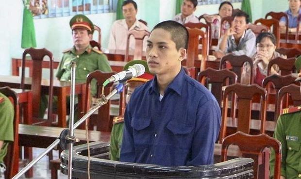 Bị c&aacute;o Long tại phi&ecirc;n t&ograve;a.