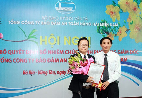 &Ocirc;ng Phạm Tuấn Anh (tr&aacute;i) l&uacute;c nhận quyết định bổ nhiệm v&agrave;o th&aacute;ng 2/2014.